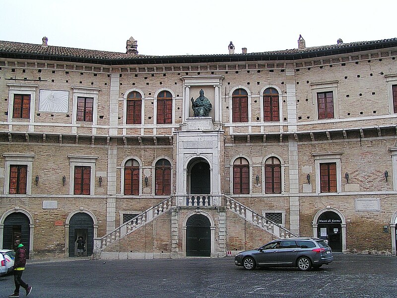File:Fermo, Marche, Italy Palazzo dei Prori.jpg