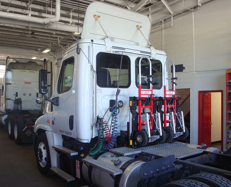 File:Freightliner Cascadia Ryder tractor HTS Systems.jpg