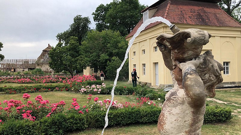 File:Gärtenpavillion Schloss Tiefenau 2020 mit Tritonenbrunne.jpg