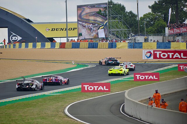 GT cars approaching Dunlop Bridge