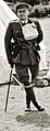 第一次世界大戦期の英国陸軍将校。2本の垂直ベルトを装着している