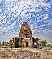 El templo de Galaganatha en el complejo de Pattadakal es un ejemplo de la arquitectura de Badami Chalukya.[63]