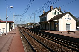 Les voies, le bâtiment voyageurs et l'abri de quai.