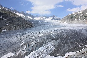 Den nedre och mellersta delen av glaciären.  I grund och botten Tieralplistock.