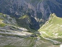 Vista del Fosso Le Vene, in corrispondenza della Corona della Sibilla e del laghetto a fondo valle.