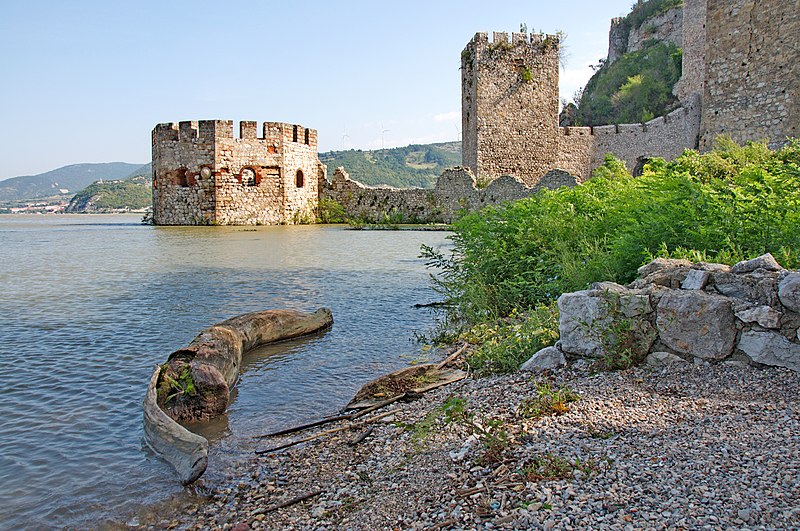 File:Golubački grad, Golubac 03.JPG