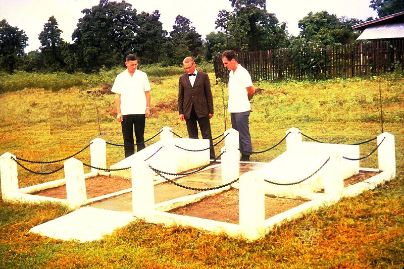 File:Graves of Paul and Priscilla Johnson2.jpg