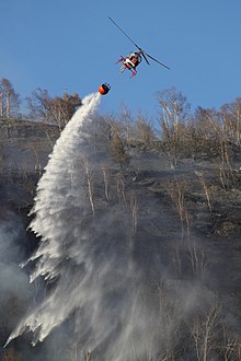 Un Lama d'Heli-TV luttant contre un feu de forêt à Tegna en Suisse en 2016.