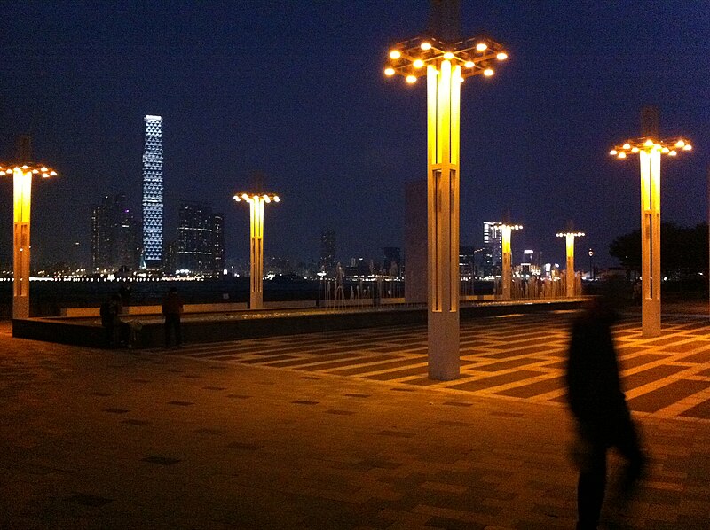 File:HK Sai Ying Pun Dr Sun Yat-Sen Memorial Park night lighting Dec-2012.JPG