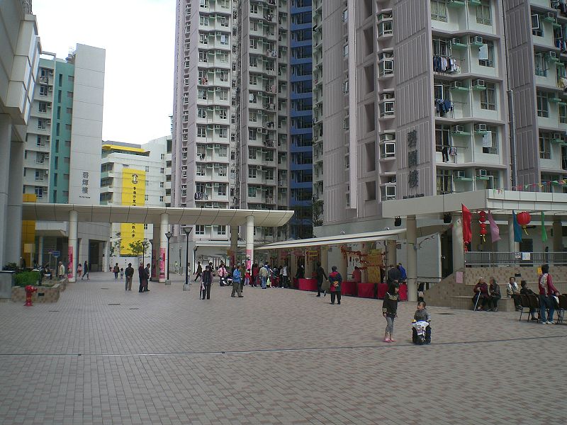 File:HK Shek Pai Wan Estate Podium.JPG