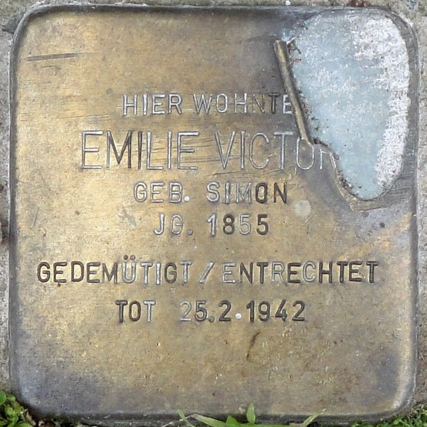 File:Halle Stolperstein Emilie Victor.jpg