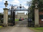 Gates, Gatepiers dan Pagar sekitar 90m barat Harrowden Hall