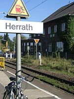 Platform and station building with signal box for the Herrath stop in 2007