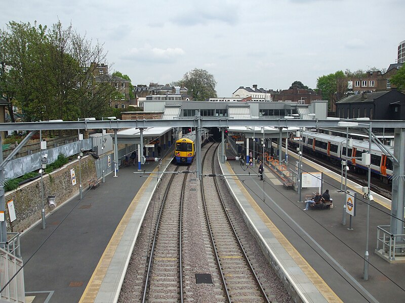 File:Highbury & Islington stn North London Line high eastbound April 11.JPG