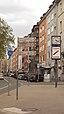 Radweg-Beschilderung und Uhr vor dem Bergmann Bier-Kiosk am Hohen Wall in der westlichen Dortmunder Innenstadt.