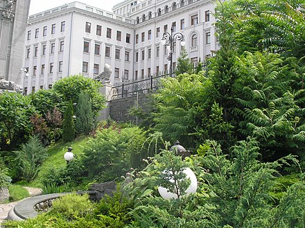 Gardens adjoining the building with the Presidential building seen in the background