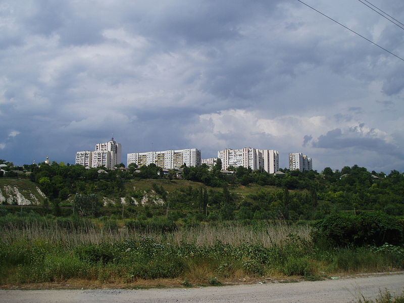 File:Housing on hilltop of Ribniţa (188817113).jpg