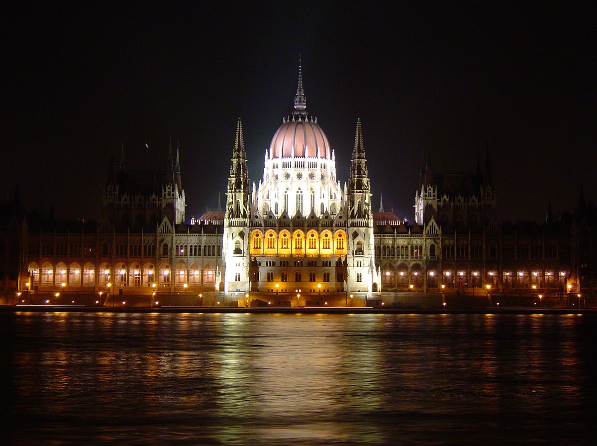 Bâtiment du Parlement hongrois sur le Danube à Budapest.