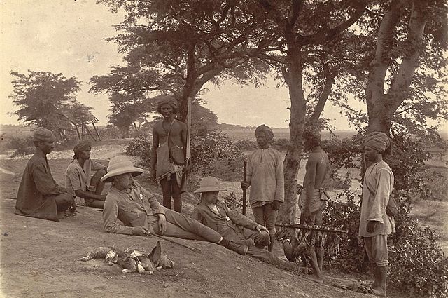 V1885 - Topic Officiel  - Page 3 640px-Hunting_party_in_Mandalay,_Burma_(c._1885)