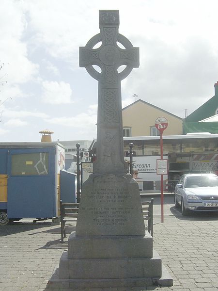 IRA memorial in the town's square: 'In Memory of the Men and Women of the Berehaven Battalion who fought for the Irish Republic from 1916 to 1923'