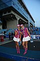 1. Twee majorettes in witte uniformrokken.