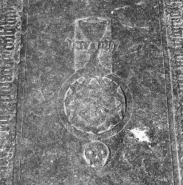 File:Interieur, grafzerk in koor, afbeelding kelk boven wapenschild, in midden van priesterzerk - Reeuwijk - 20374724 - RCE.jpg