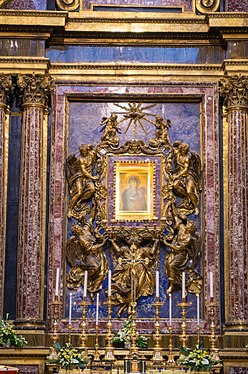 Altaret i Cappella Paolina i Santa Maria Maggiore med Marianis fem förgyllda bronsänglar.