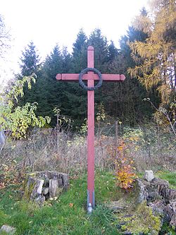 Dřevěný kříž uprostřed vsi (2015)