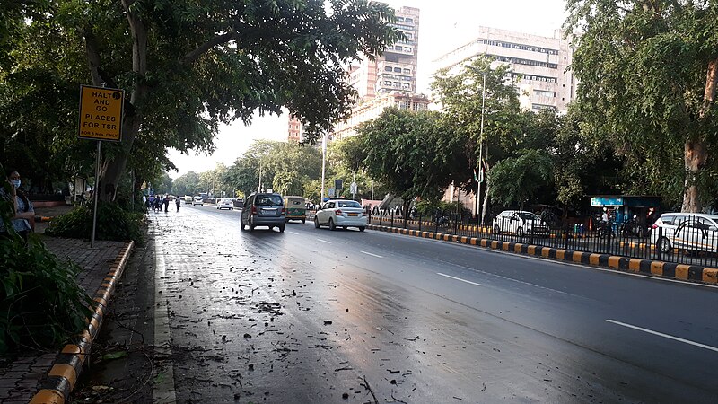 File:Janpath, a road in New Delhi 10.jpg