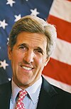 John Kerry-kappafo kun US flag.jpg