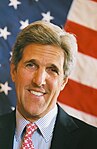 Colpo alla testa di John Kerry con la bandiera degli Stati Uniti.jpg