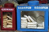 Krupuk de dos tipos diferentes en una tienda tradicional de Indonesia