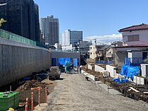 本線頭上の道路下を通るため短いトンネルを整備（2024年3月撮影）