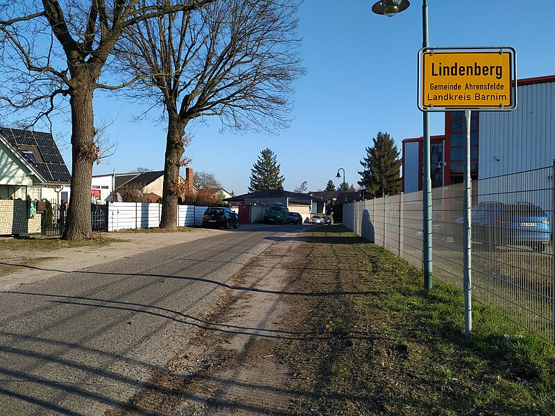 File:Karower Weg Lindenberg.jpg