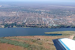 Luftaufnahme von Kasane. Am unteren Bildrand der Chobe-Fluss. Am oberen Rand der Flughafen Kasane