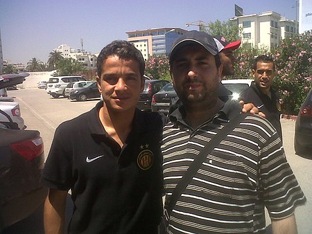 Khaled Gharsellaoui avec l'un de ses fans.jpg