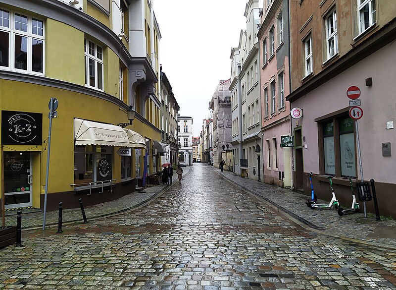 File:Kramarska Street in Poznań.jpg