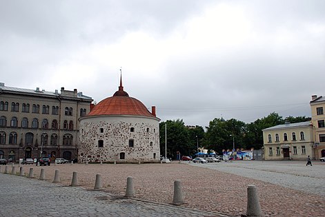 Okrągła wieża i niezabudowana działka narożna w 2009 r.