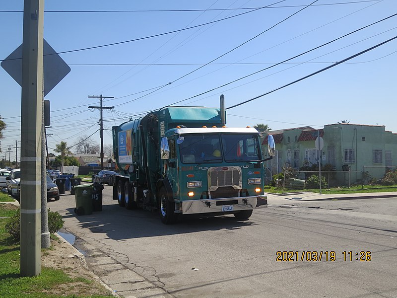 File:LA-City-Sanitation-trash-truck-1.jpg