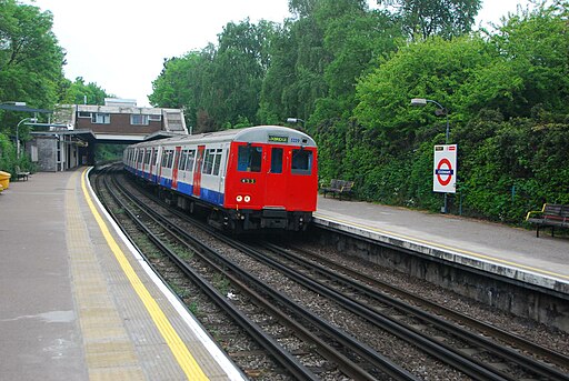 LU-MetLine-Ickenham-20090513