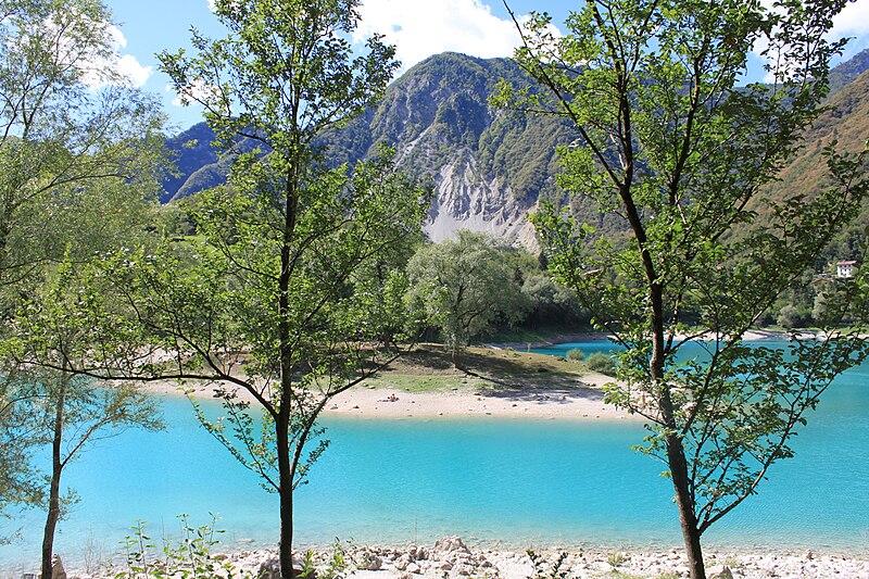 File:Lago di Tenno isoletta fra gli alberi.JPG