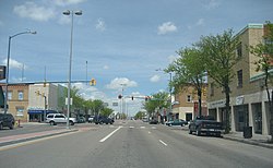 市中央部の北に面した、メインストリート（2007年）