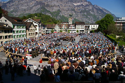 Какое население швейцарии. Glarus Швейцария. Кантон Гларус. Площадь и население Швейцарии. Швейцария население швейцарцы.