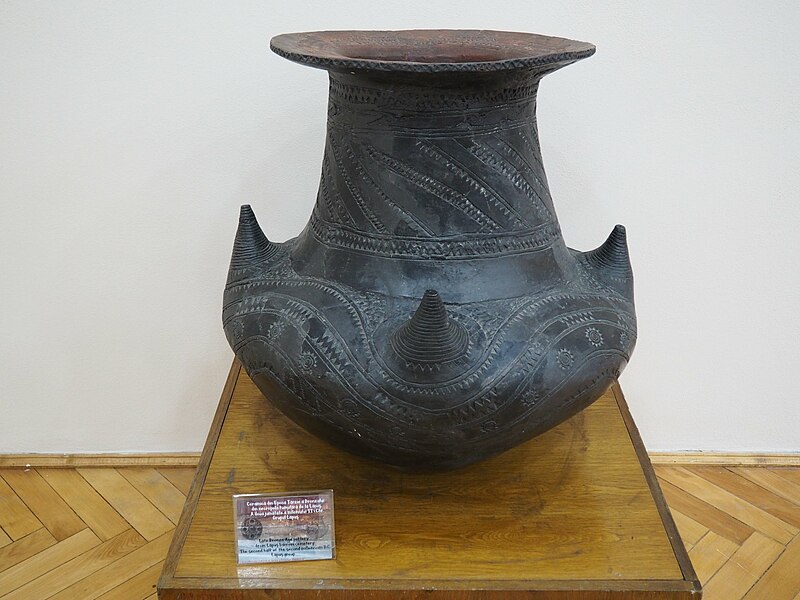 File:Lapus Group pottery 1.jpg