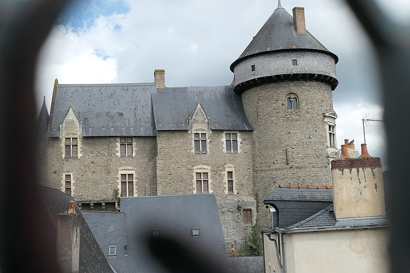 File:Laval - Vieux-Château 06.jpg
