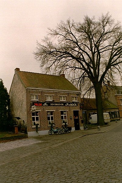 File:Lebbeke Wiezeplein 2 - 111307 - onroerenderfgoed.jpg