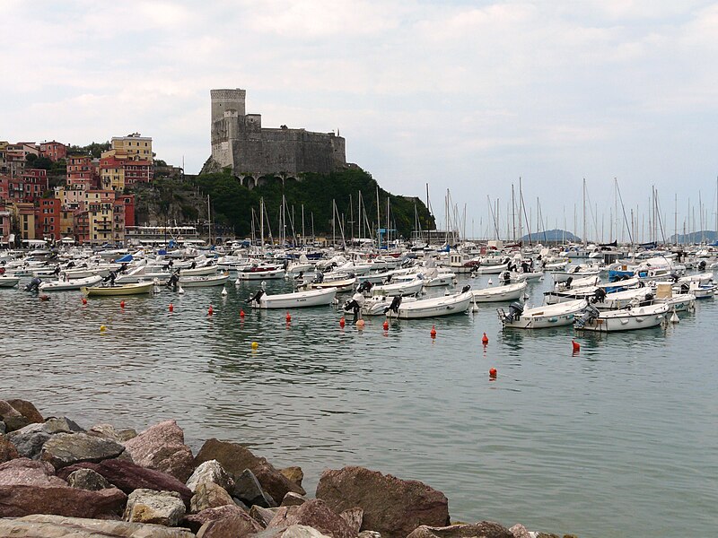 File:Lerici-castello-dal porticciolo2.jpg