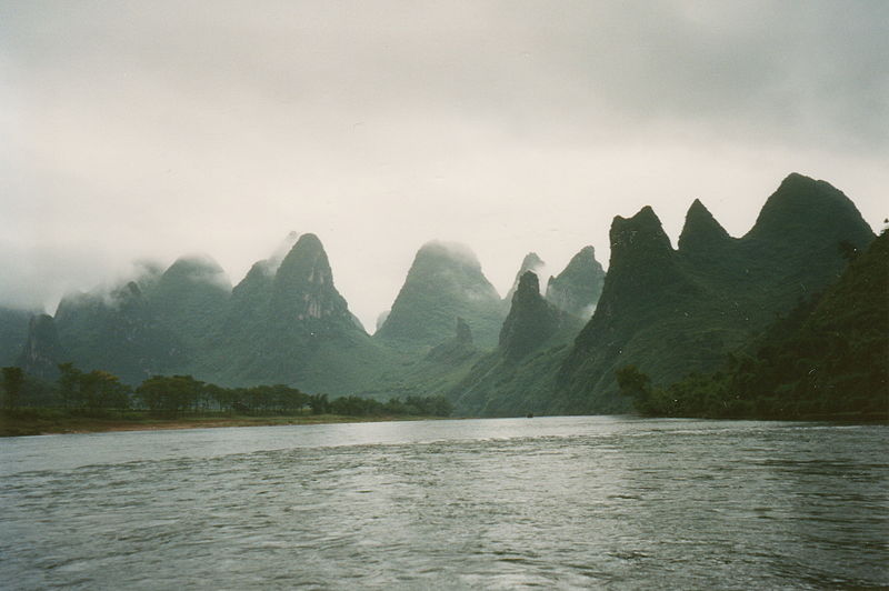 File:Li River, mountain tops in the fog (6169746265).jpg