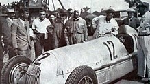 Luigi_Fagioli%2C_vainqueur_du_Grand_Prix_d%27Italie_1934_%28avec_Caracciola%29.jpg