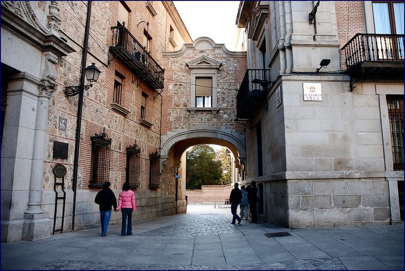 File:MADRID PLAZA DE LA VILLA A CALLE DEL ROYO 8-12-2006.jpg